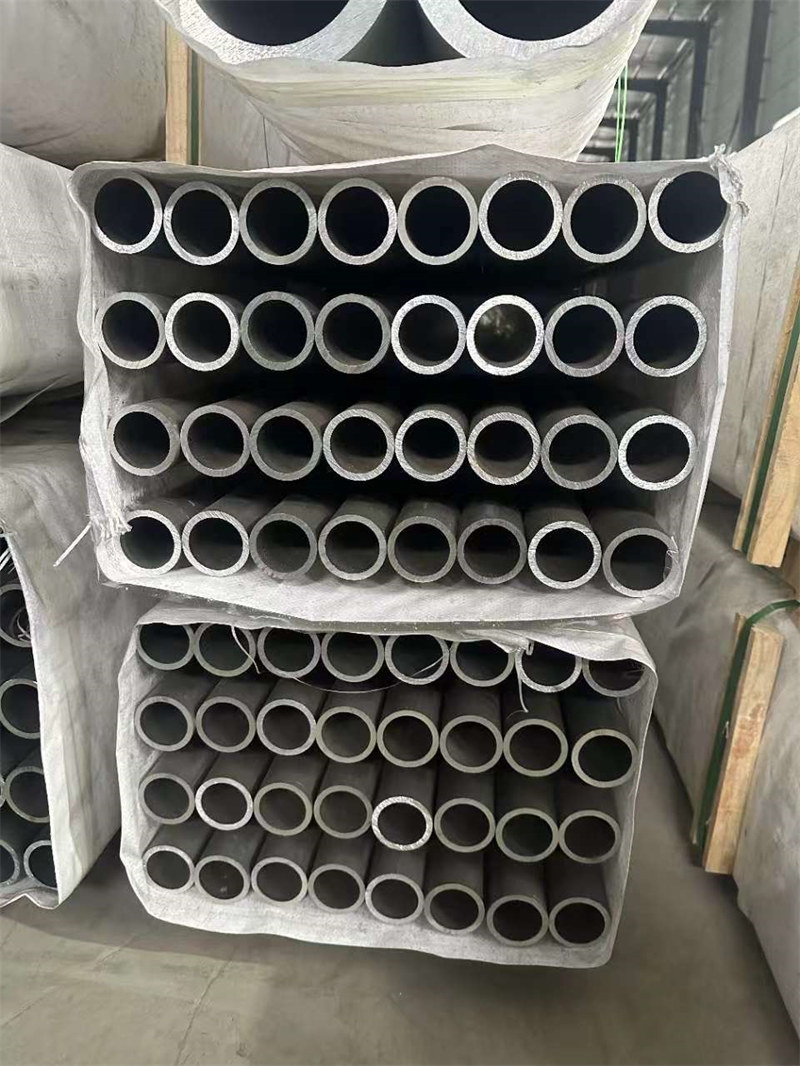 铝管腐蚀处会有明显的陷落现象发生
